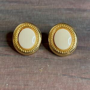 0048 Vintage 80s MONET Gold Tone & Cream Acrylic Cabochon Stud Earrings EUC